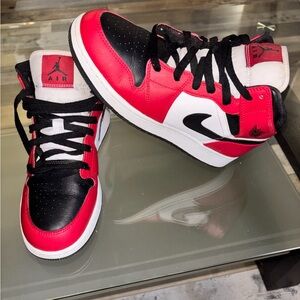 Nike Air Jordan 1 Mid Chicago Black Toe Youth 6.5 women’s 8